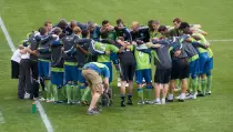 images/1280px-Seattle_Sounders_pre-match_huddle.jpg