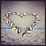 ProyectoB3/corazon-de-pelotas-de-voleibol.jpg