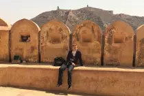 Images/Me_Jaipar_fort_smaller.jpg