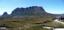 Hiking_towards_Cradle_Mountain.jpg