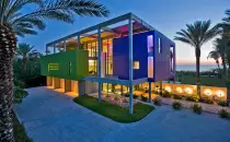 houses/beach/beachPix/FL Beach House Front.png