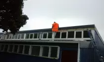 img/man_painting.jpg