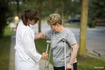 pt/images/women_crutches.jpeg